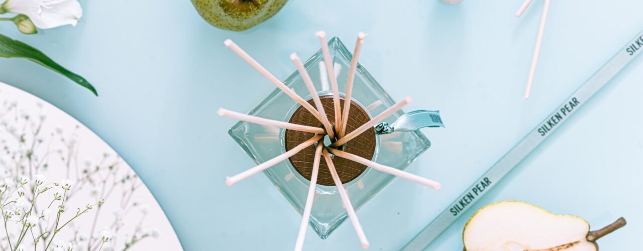 Diffusore Silken Pear Euthalia Fragrances con pera fresca, fiori bianchi e luce delicata di primavera. Silken Pear reed diffuser by Euthalia Fragrances with fresh pear, white flowers and delicate spring light.