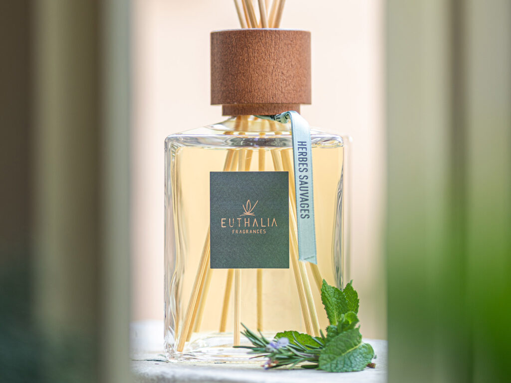 Diffusore Herbes Sauvages Euthalia Fragrances con note aromatiche verdi, menta e rosmarino, ideale tra i profumi d’estate per rinfrescare la casa. Herbes Sauvages reed diffuser by Euthalia Fragrances with green aromatic notes, mint and rosemary, ideal among summer scents to refresh the home.