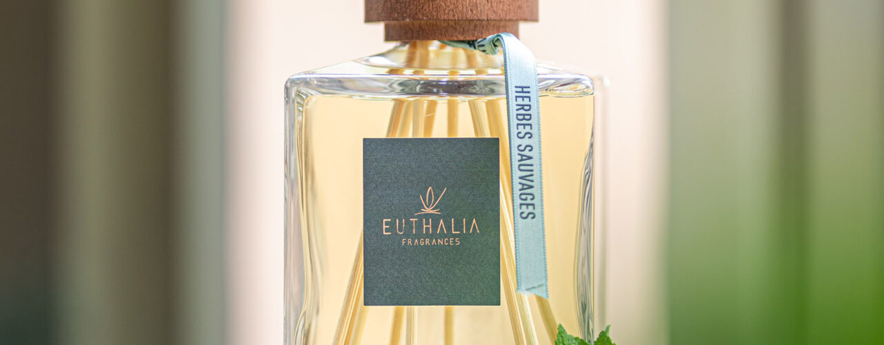Diffusore Herbes Sauvages Euthalia Fragrances con note aromatiche verdi, menta e rosmarino, ideale tra i profumi d’estate per rinfrescare la casa. Herbes Sauvages reed diffuser by Euthalia Fragrances with green aromatic notes, mint and rosemary, ideal among summer scents to refresh the home.