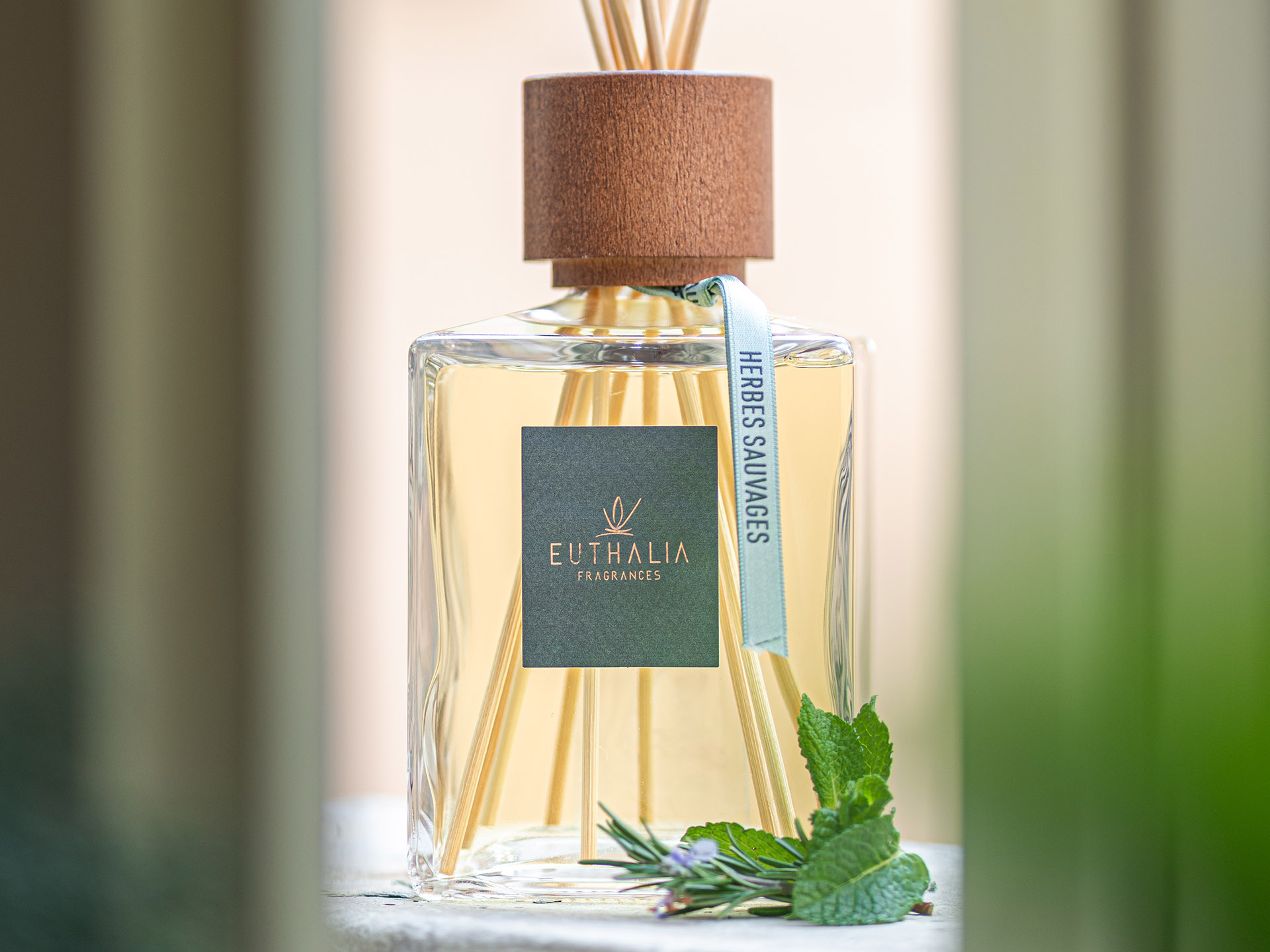 Diffusore Herbes Sauvages Euthalia Fragrances con note aromatiche verdi, menta e rosmarino, ideale tra i profumi d’estate per rinfrescare la casa. Herbes Sauvages reed diffuser by Euthalia Fragrances with green aromatic notes, mint and rosemary, ideal among summer scents to refresh the home.