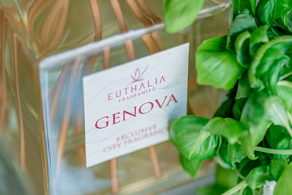 Profumo di Genova di Euthalia Fragrances con basilico fresco, fragranza ufficiale dedicata alla città di Genova. Perfume of Genoa by Euthalia Fragrances with fresh basil, the official fragrance dedicated to the city of Genoa.