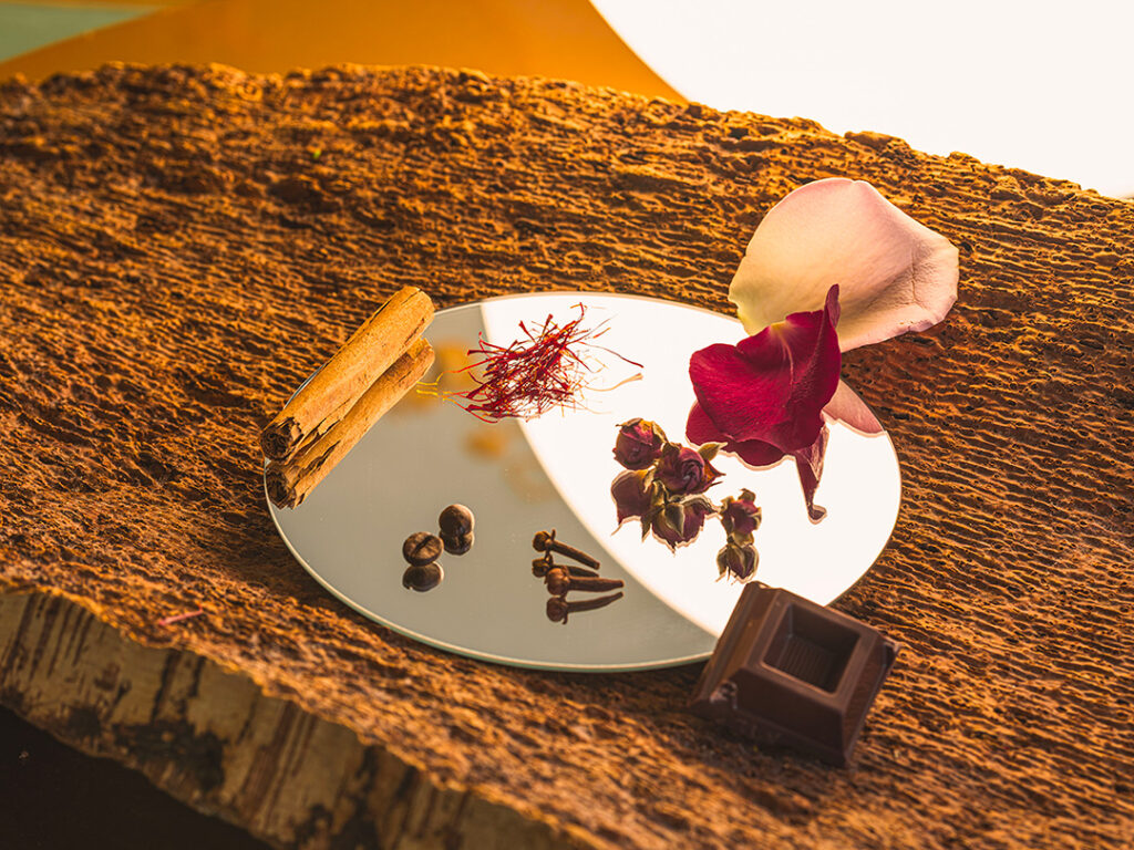Fragranza artigianale Euthalia con rosa, zafferano, cannella, chiodi di garofano e note speziate. Euthalia artisan fragrance with rose, saffron, cinnamon, cloves and warm spicy notes.