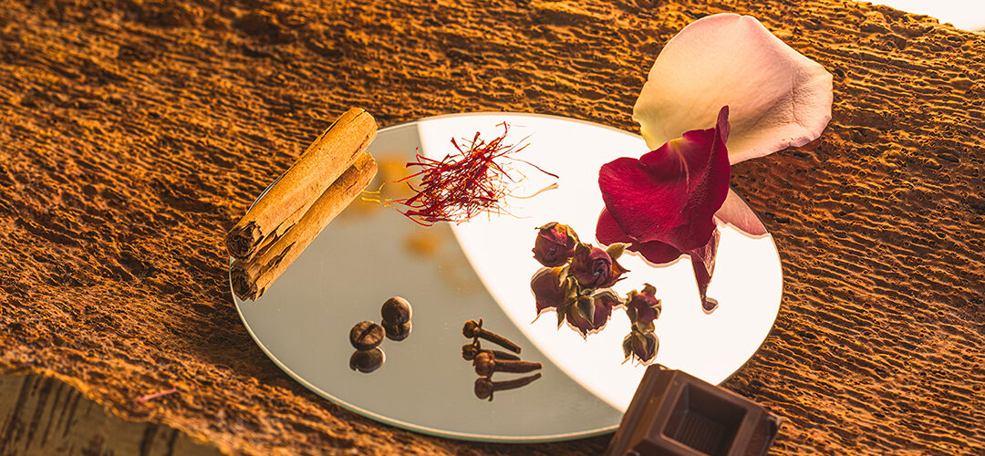 Fragranza artigianale Euthalia con rosa, zafferano, cannella, chiodi di garofano e note speziate. Euthalia artisan fragrance with rose, saffron, cinnamon, cloves and warm spicy notes.
