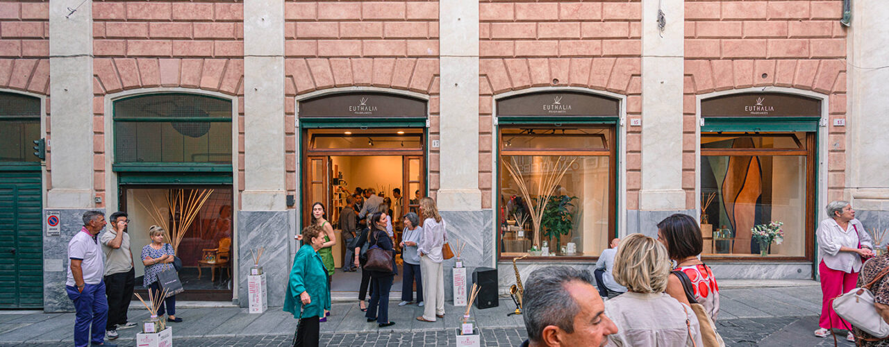 Negozio profumi per ambiente Genova Euthalia Fragrances durante Genova Profumata 2026 nel centro storico. Euthalia Fragrances home fragrance shop Genoa during Scent of Genoa 2026 in the historic city centre.