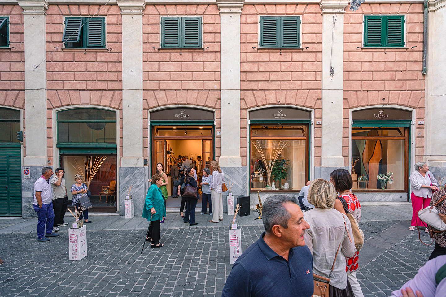 Negozio profumi per ambiente Genova Euthalia Fragrances durante Genova Profumata 2026 nel centro storico. Euthalia Fragrances home fragrance shop Genoa during Scent of Genoa 2026 in the historic city centre.