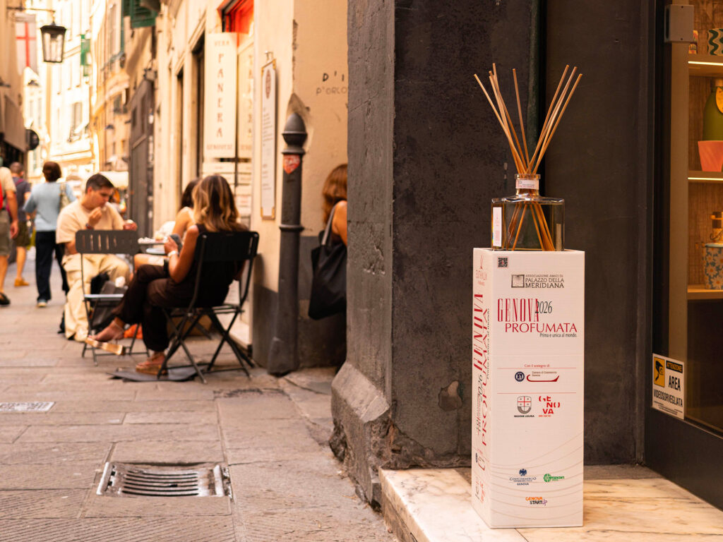 Genova Profumata 2026, diffusore di profumo lungo le vie del centro storico di Genova. Scent of Genoa 2026, fragrance diffuser along the streets of Genoa historic city centre.