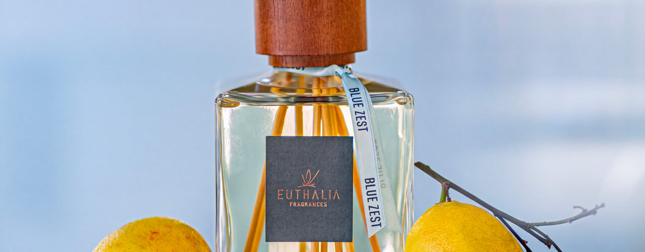 Fragranze rinfrescanti Euthalia: diffusore Blue Zest con note agrumate e limoni freschi. Refreshing fragrances by Euthalia: Blue Zest citrus reed diffuser with fresh lemons