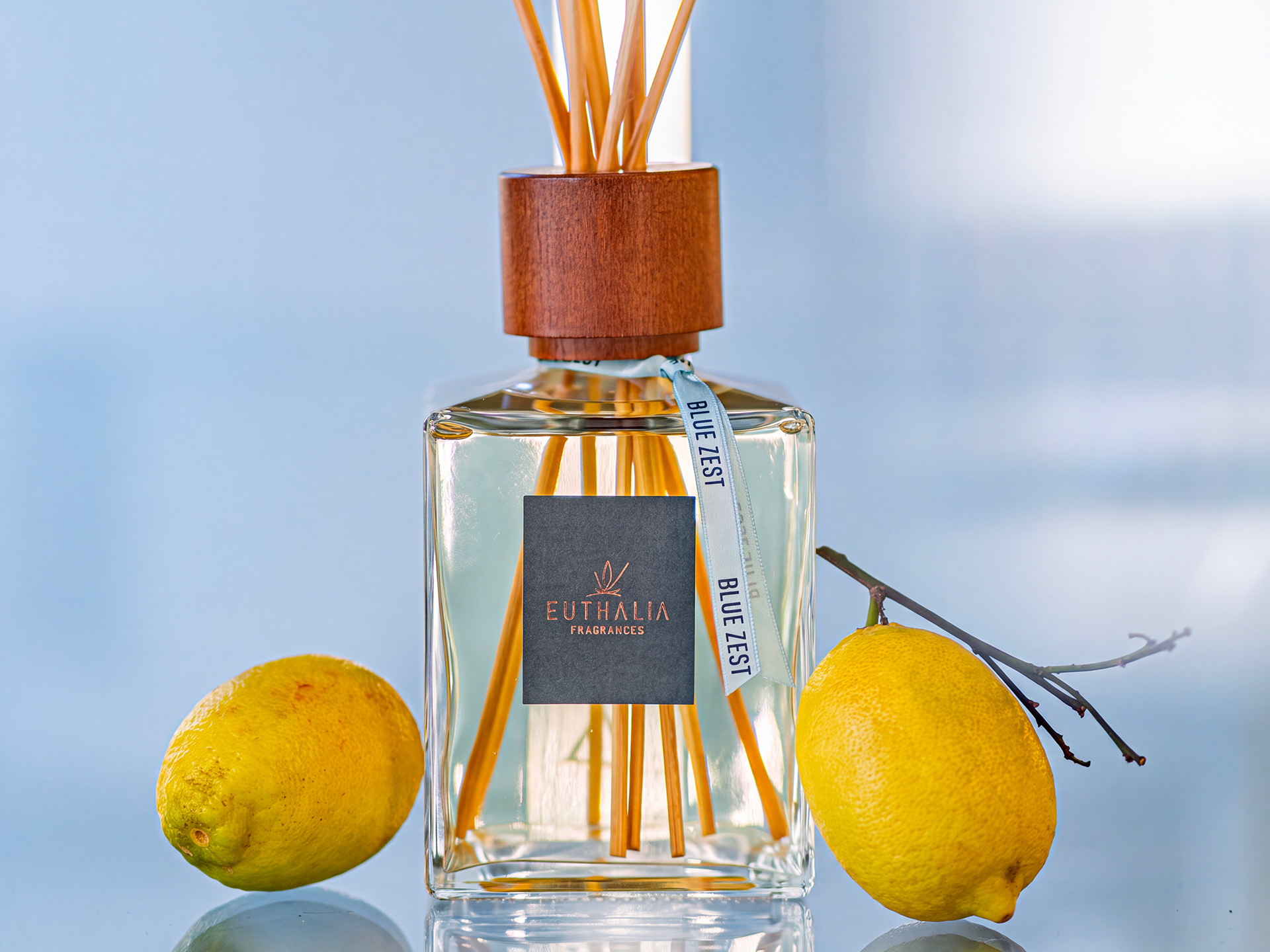 Fragranze rinfrescanti Euthalia: diffusore Blue Zest con note agrumate e limoni freschi. Refreshing fragrances by Euthalia: Blue Zest citrus reed diffuser with fresh lemons