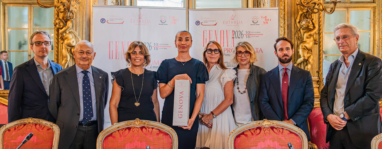 Presentazione Genova Profumata 2026 con la Sindaca di Genova Silvia Salis al centro, con il profumo Genova di Euthalia Fragrances. Genova Profumata 2026 presentation with Genoa Mayor Silvia Salis at the centre, holding the Genova fragrance by Euthalia Fragrances.