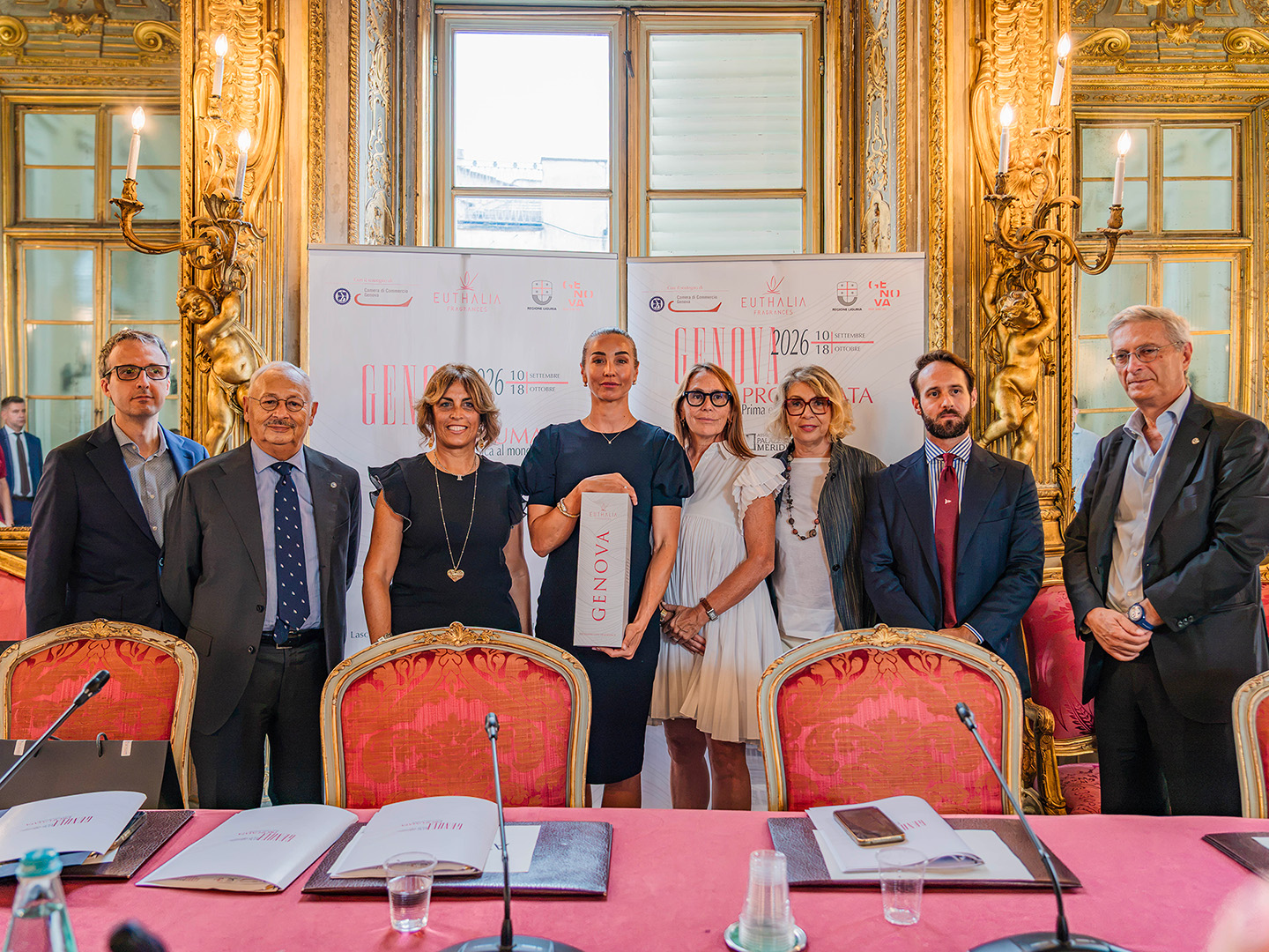 Presentazione Genova Profumata 2026 con la Sindaca di Genova Silvia Salis al centro, con il profumo Genova di Euthalia Fragrances. Genova Profumata 2026 presentation with Genoa Mayor Silvia Salis at the centre, holding the Genova fragrance by Euthalia Fragrances.